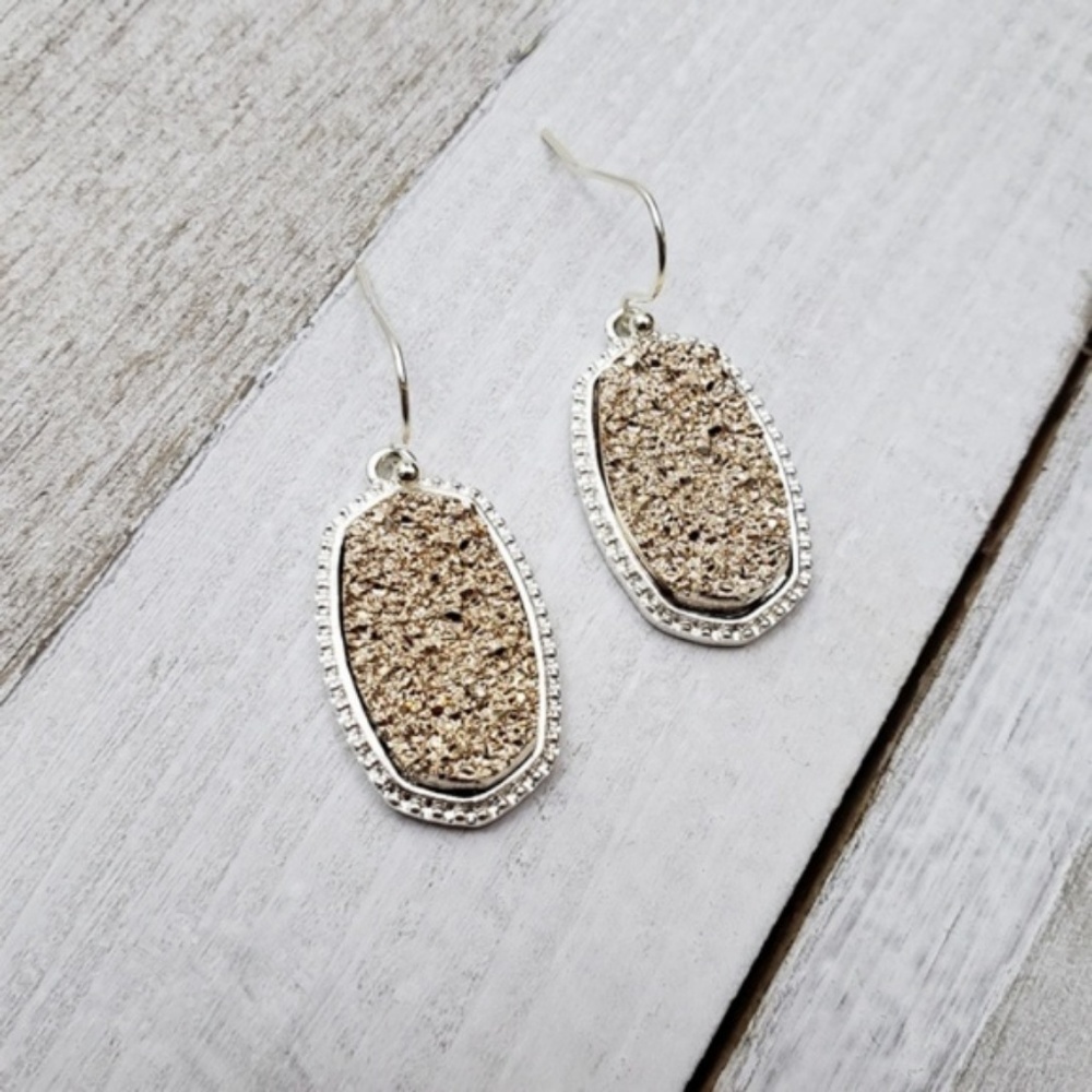 revitalized 》Etched Oval Earrings - Picture 2 of 3